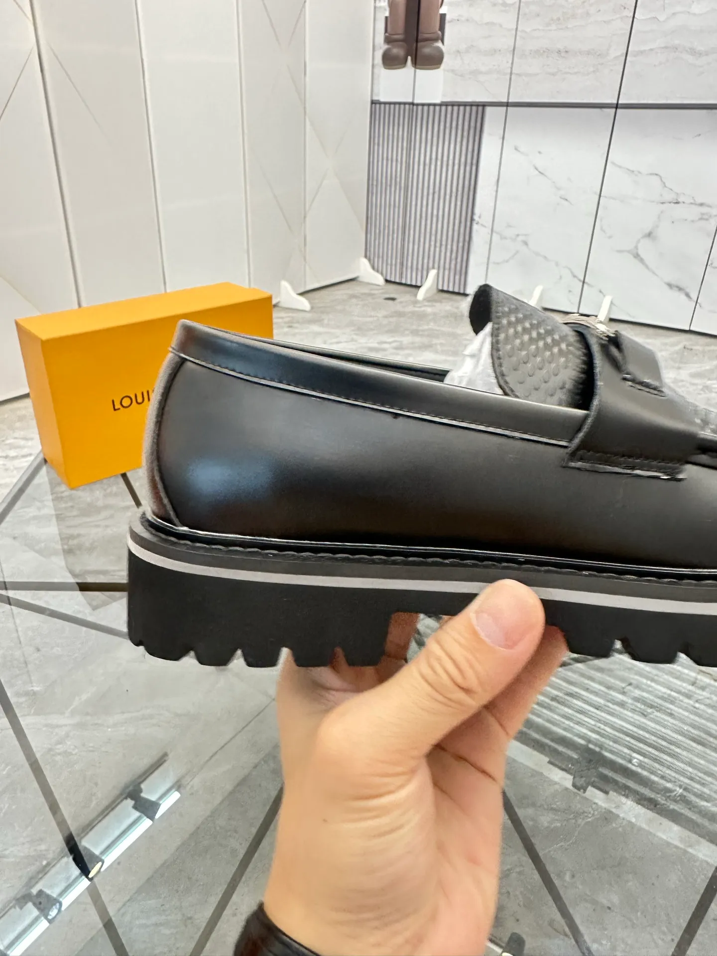 Selling men's shoes 💰: 💰P460¥ Product trademark: LV* "Louis Vuitton*" leather shoes Regular size: 40-45 (can be customized to 46) Product materials: imported cowhide upper, sheepskin lining, original outsole. Number: 558